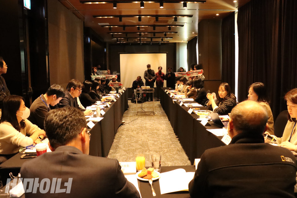 전장야협이 7일 오후 2시 방송통신고등학교 특수교육과정 적용을 촉구하기 위해 방송통신고등학교 시도교육청 협의체 회의에서 긴급행동을 벌였다. 활동가들은 피케팅을 하고 있고 조민제 질라라비장애인야학 교장이 발언을 하고 있다. 사진 김소영