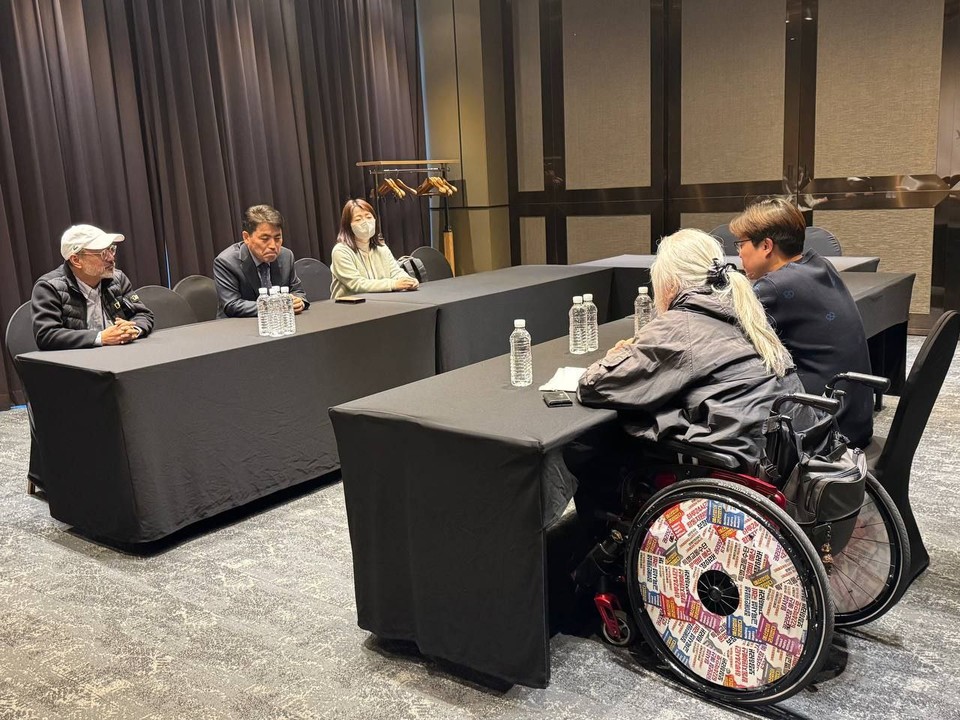 박경석 전장야협 이사장과 조민제 질라라비장애인야학 교장이 방송통신중·고 사업운영위원회 위원장인 하광호 울산교육청 장학관과 면담을 가지고 있다. 사진 전장야협 제공