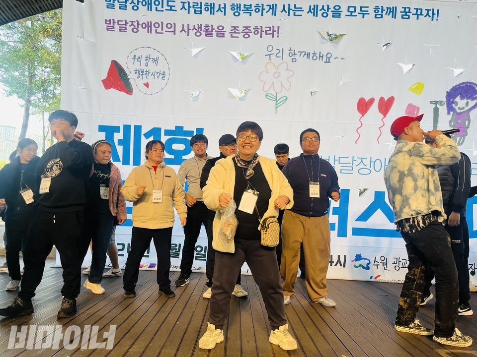 ‘아날로그 소년’의 초청공연에 흥겨워하는 발달장애인들과 활동가들. 사진 김진이