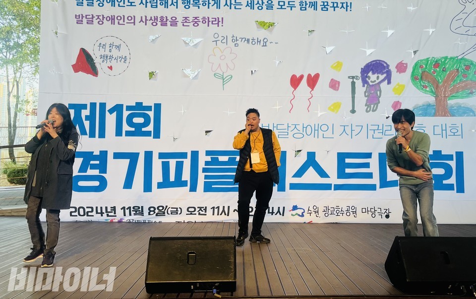 노래패 ‘선언’이 참석자들과 함께 노래를 부르고 있다. 사진 김진이