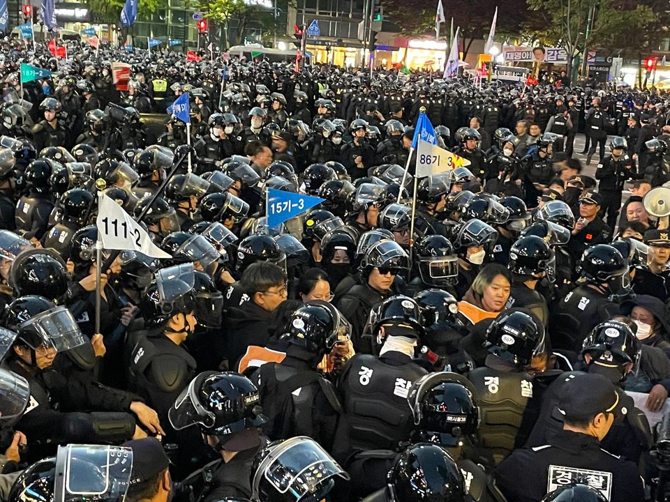  지난 9일, 경찰에 가로막혀 전국노동자대회에 합류하지 못하고 있는 전장연 활동가들. 사진 전장연 제공