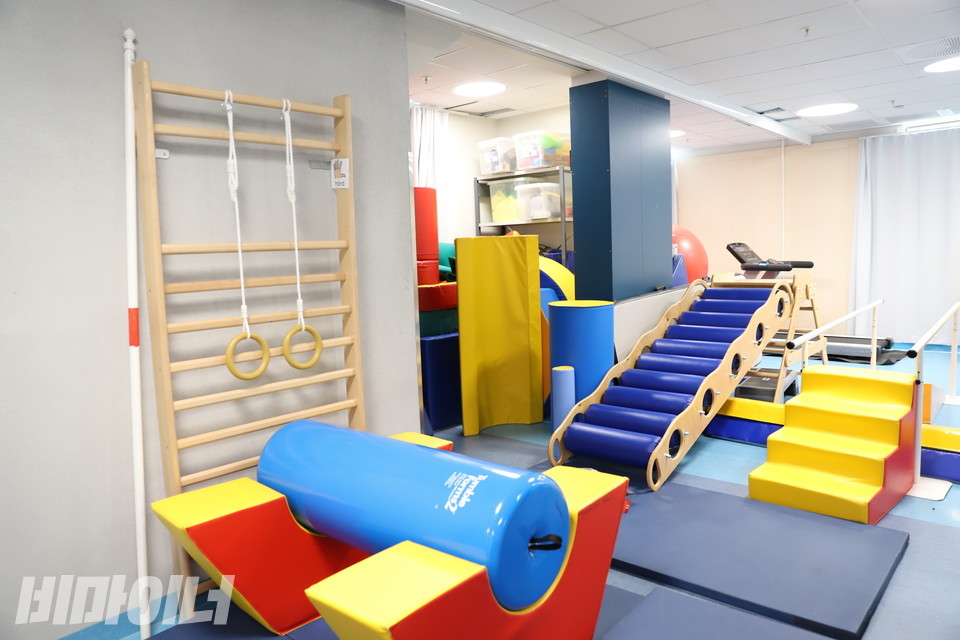 다이아몬드 학교의 강당. 다양한 놀이 및 체육 기구들이 놓여 있다. 사진 김소영