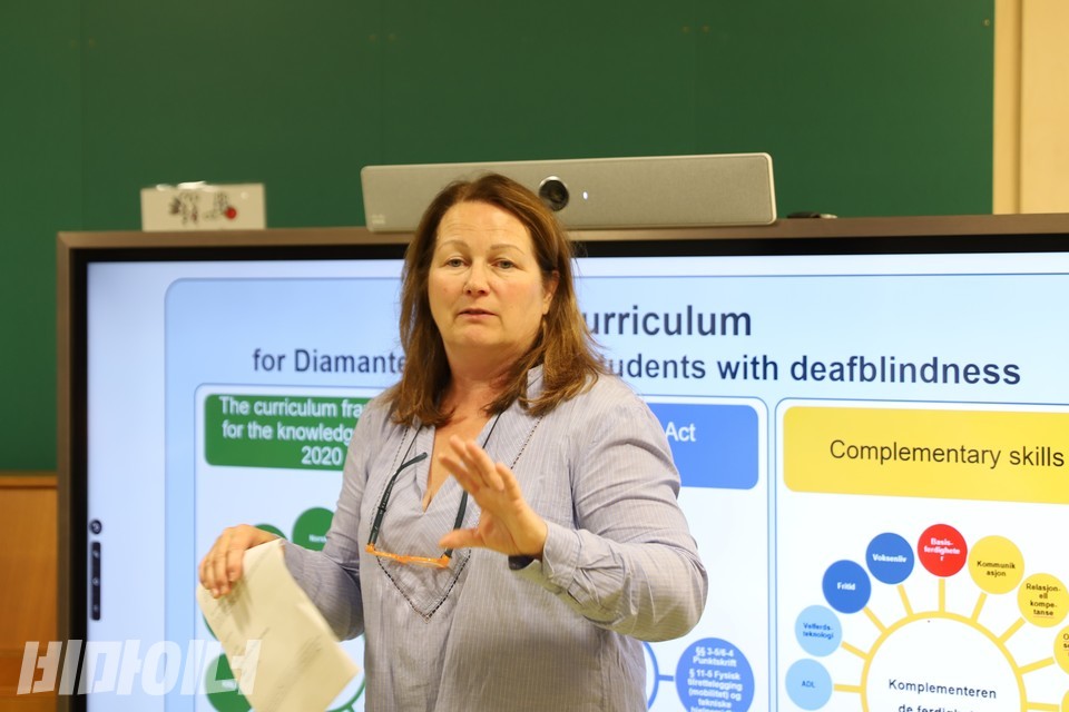 다이아몬드 학교의 교장선생님인 Høgmo(회그모)가 파리 패럴림픽 특사단에게 다이아몬드 학교에 대해 설명하고 있다. 사진 김소영