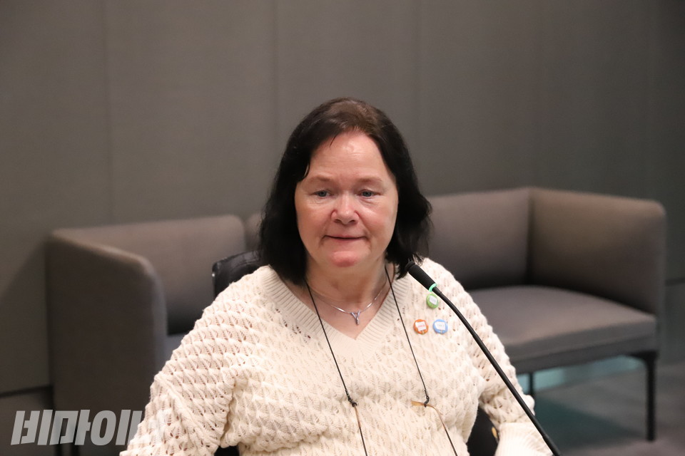 율로바와 파리 특사단과의 면담에서 비베케 마뢰이 멜스트롬(Vibeke Marøy Melstrøm) 율로바 대표가 이야기를 하고 있다. 사진 김소영