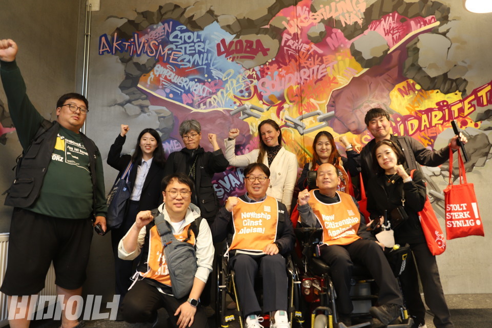 파리 특사단이 캐서린 야뇌이(Cathrin Janøy) 율로바 정치자문 활동가와 주먹을 높이 든 채 사진을 찍고 있다. 사진 김소영