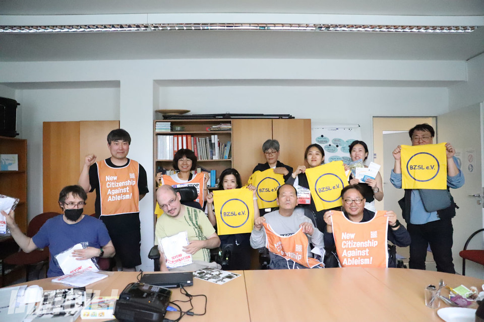 파리 특사단과 사샤 게르머(Sascha Germer)를 비롯한 독일장애인자립생활센터협의회 활동가들이 서로 나눈 선물을 들며 사진을 찍고 있다. 사진 김소영