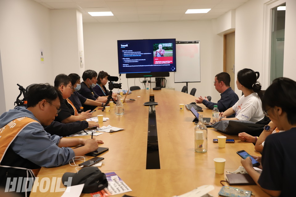 파리 특사단과 에티엔 멤브리브스 CHA 대표가 면담을 진행하고 있다. 사진 김소영