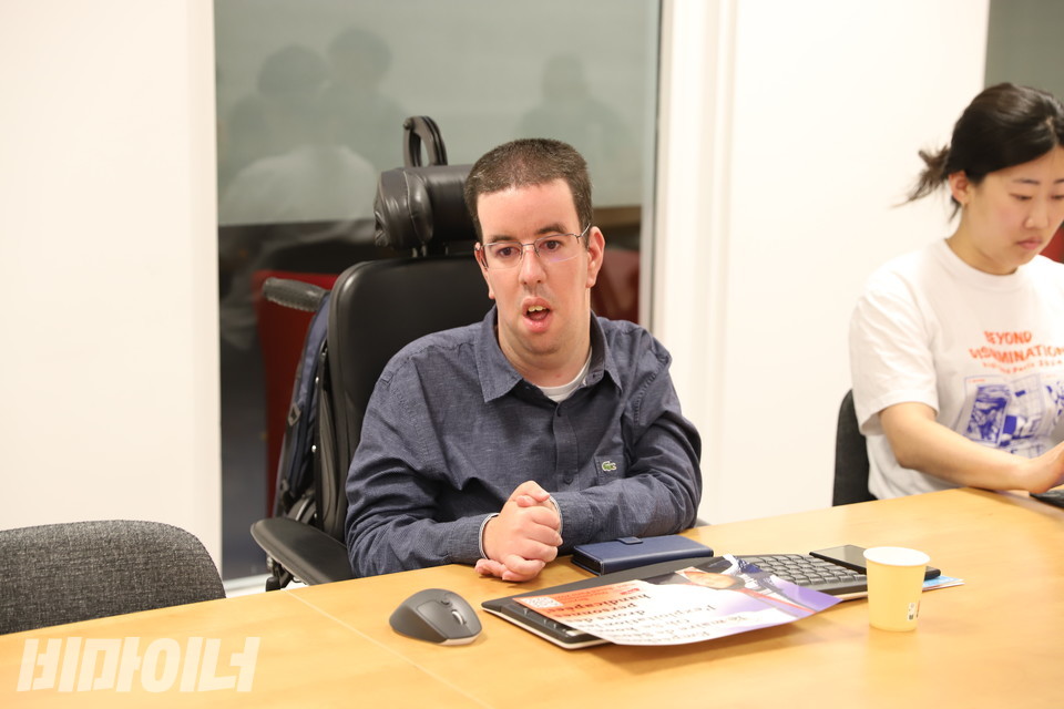 지난 8월 26일, 파리 패럴림픽 특사단과의 면담에서 Etienne Membrives(에티엔 멤브리브스) CHA 대표가 프랑스 장애인 운동의 역사 이야기를 들려주고 있다. 사진 김소영