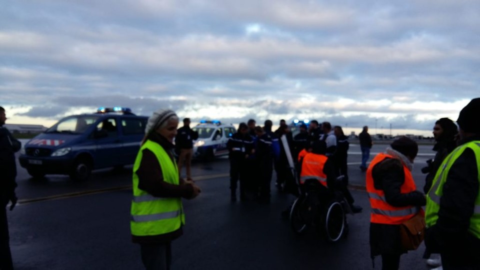 2018년 12월, Handi-Social(핸디 소셜)이 장애인의 접근권 보장을 위해 툴루즈 공항 활주로를 점거하고 있다. 사진 핸디 소셜 홈페이지