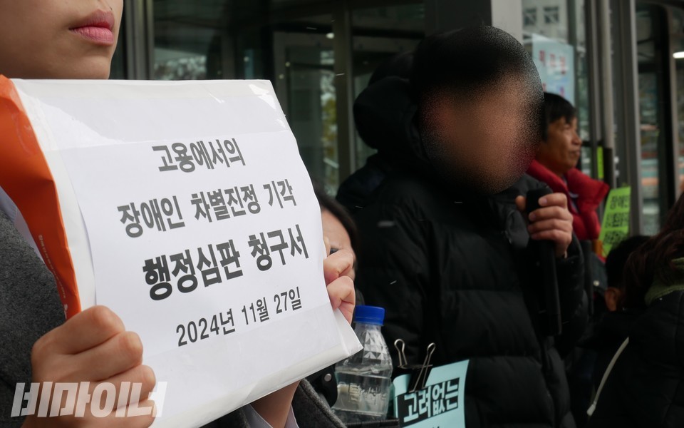 ㄱ 씨가 기자회견에서 발언하고 있다. 사진 하민지