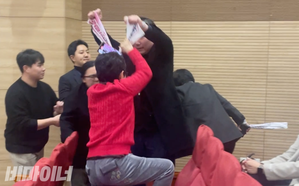 토론회 참여자들과 권성동의원실 비서관이 탈시설운동 활동가의 현수막을 빼앗고 있다. 사진 하민지