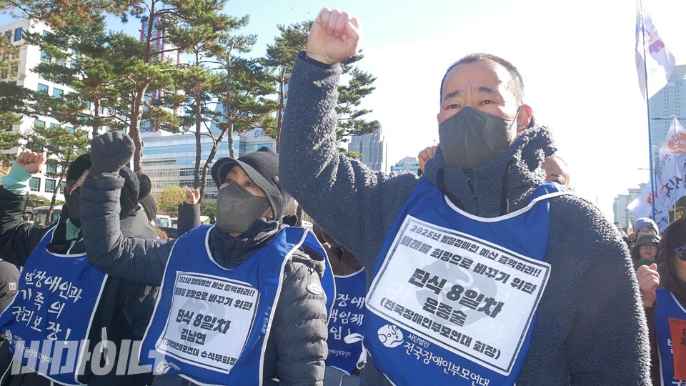 단식 투쟁 중인 부모연대 김남연 수석부회장(왼쪽)과 윤종술 회장(오른쪽). 사진 하민지