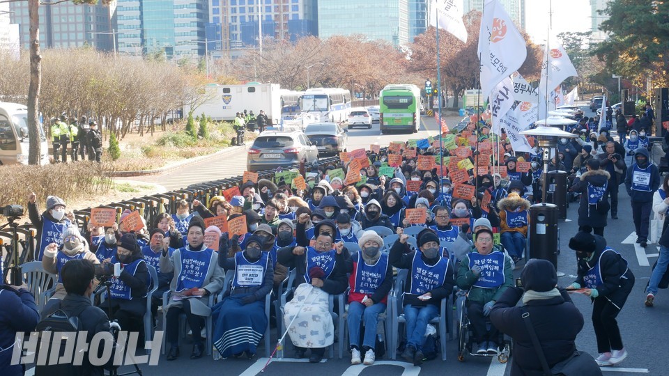 부모연대 결의대회 참가자들이 피켓과 깃발을 들고 있다. 사진 하민지