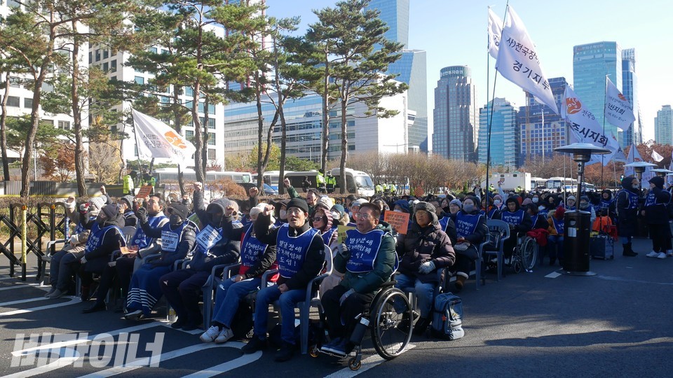 결의대회 참가자들이 구호를 외치고 있다. 사진 하민지