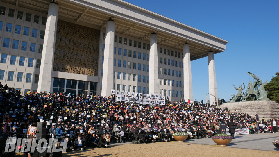 본관 앞 계단을 가득 메운 1천여 명의 활동가. 사진 하민지