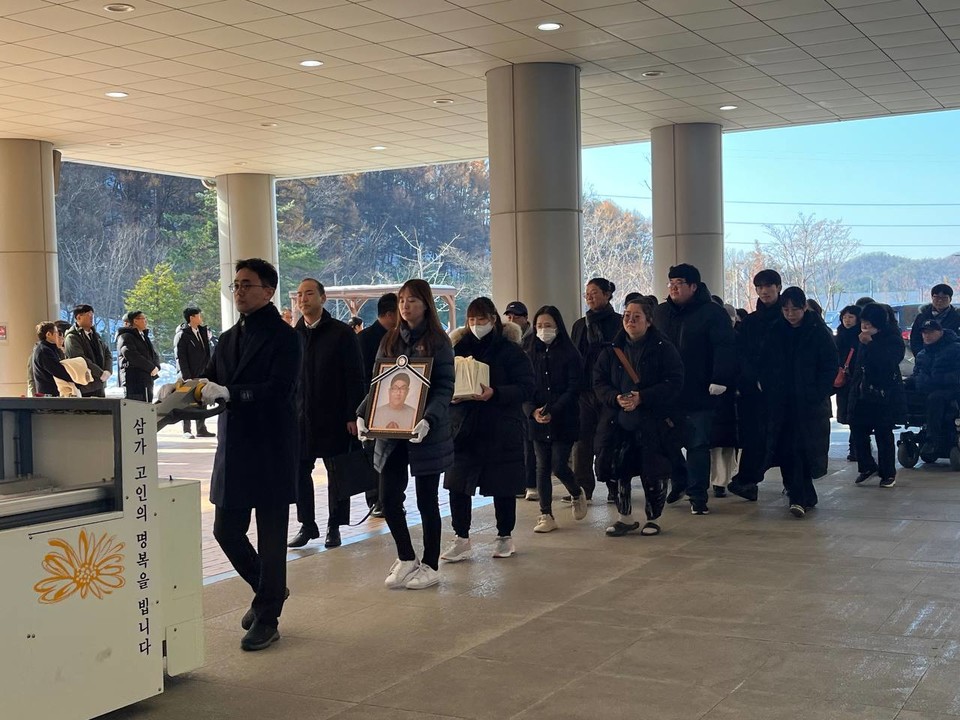 이재윤 씨의 장례가 진행되고 있다. 사진 김진이