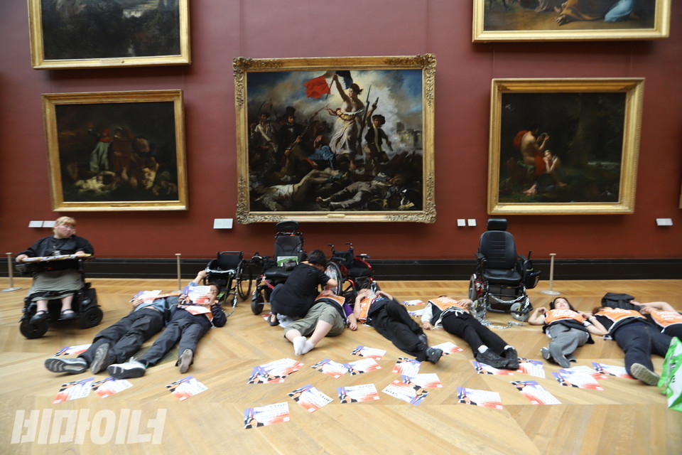 특사단이 루브르박물관에서 기습 ‘다이인(die-in) 행동’을 벌이고 있다. 사진 김소영