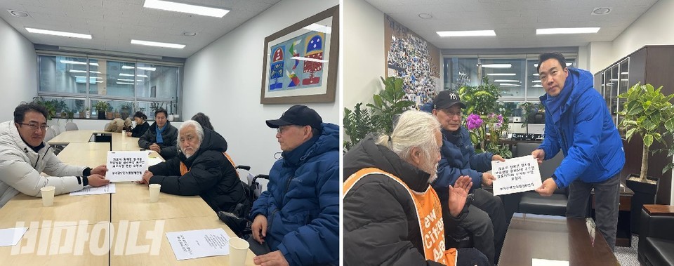 '김포시 장애인 탈시설 자립생활 권리보장 요구안 면담요청서'를 김포시와 김포시의회에 전달하고 있다. 사진 김진이