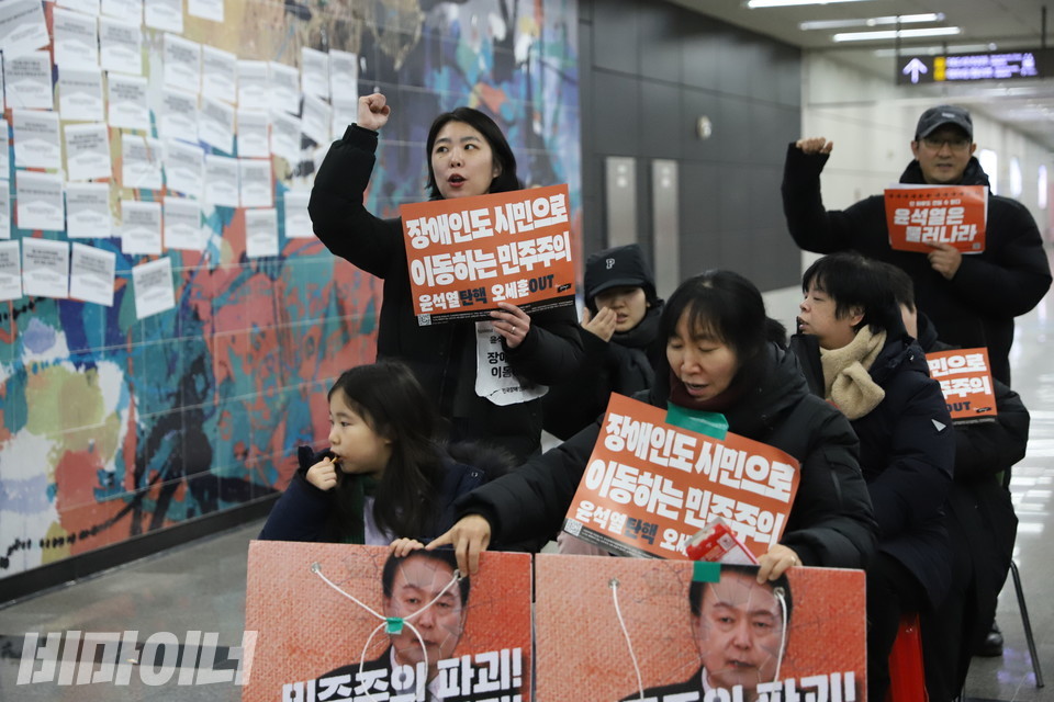 결의대회 참가자들이 구호를 외치고 있다. 사진 김소영