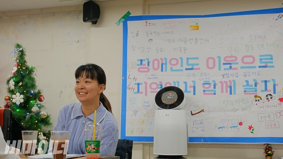 박초현 서울지부 대표가 미소를 지어보이고 있다. 사진 하민지