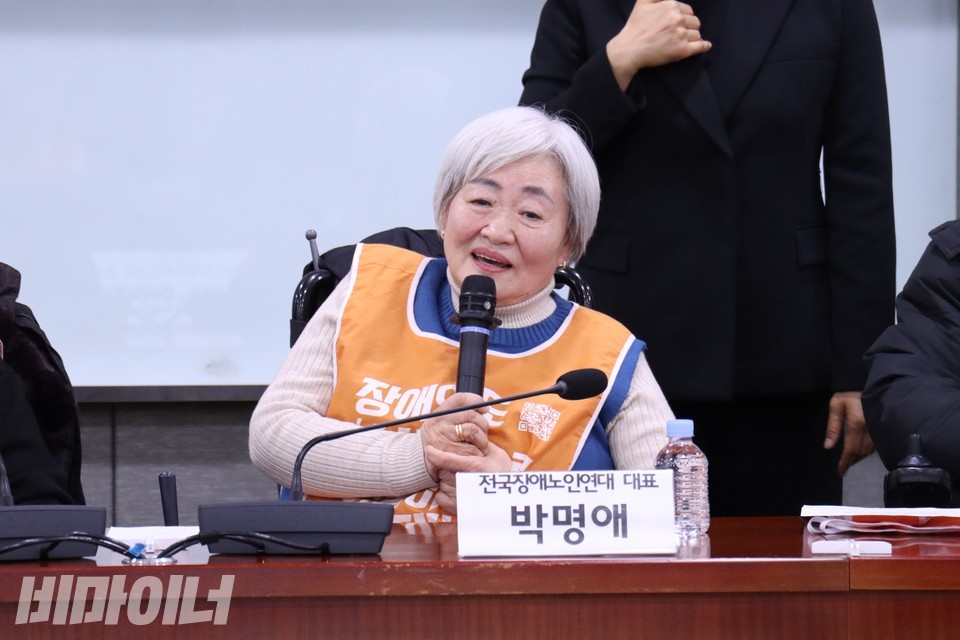 박명애 전장노련 대표가 인사말을 하고 있다. 사진 김소영