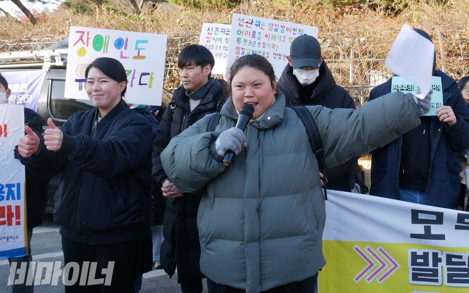 박경인 활동가(오른쪽)가 기자회견에서 발언하며 기뻐하고 있다. 수어통역사(왼쪽)는 박 활동가의 말을 통역하고 있다. 사진 하민지