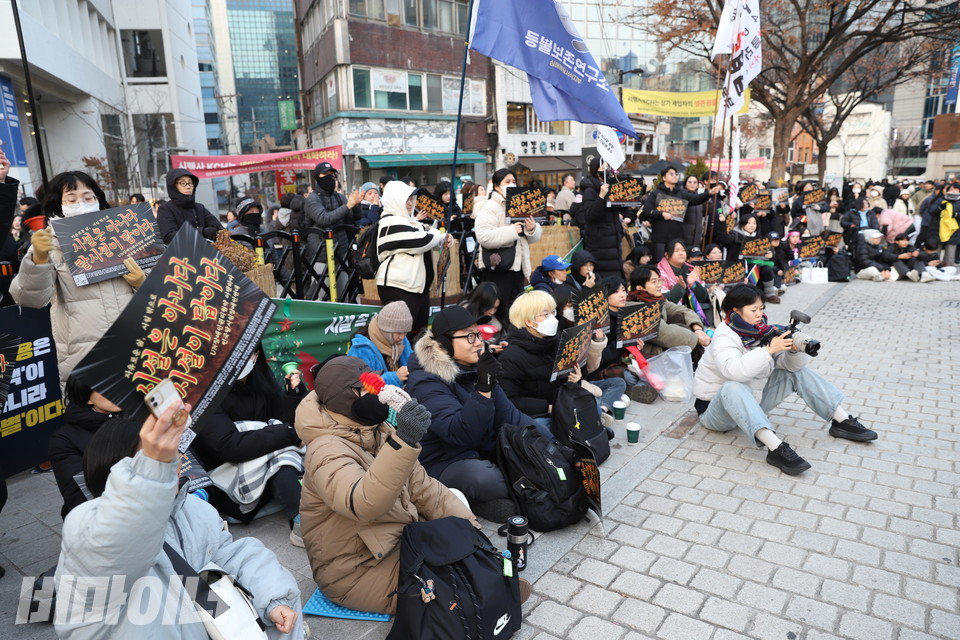 25일 오후 4시, 크리스마스를 맞이하여 서울시 명동성당 앞에서 ‘시설은 아니다! 크리스마스 맞이 탈시설 장애인 이야기마당’을 진행했다. 많은 시민들이 문화제에 참여하고 있다. 사진 김소영