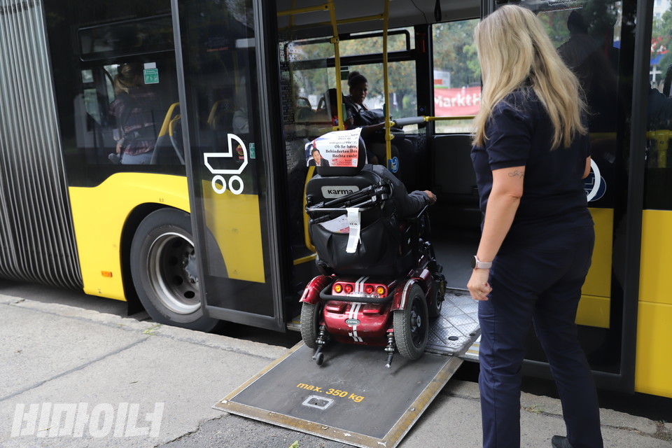 베를린에서 저상버스에 탑승하고 있는 전동휠체어 이용 장애인 특사단원. 사진 김소영