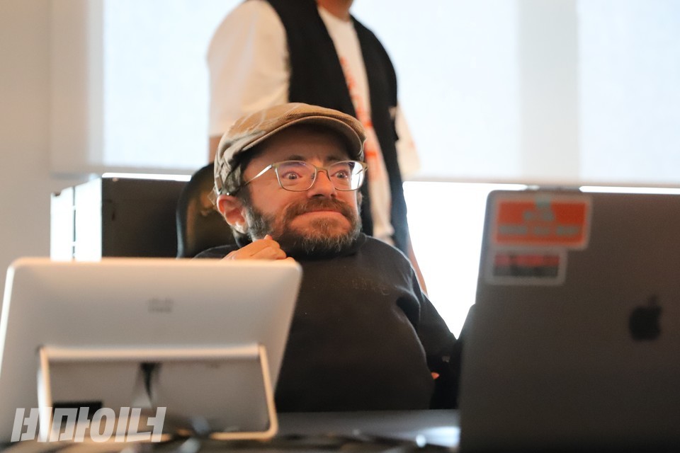 파리 패럴림픽 특사단의 이야기를 경청하고 있는 라울 크라우트하우젠 사회영웅 대표. 사진 김소영