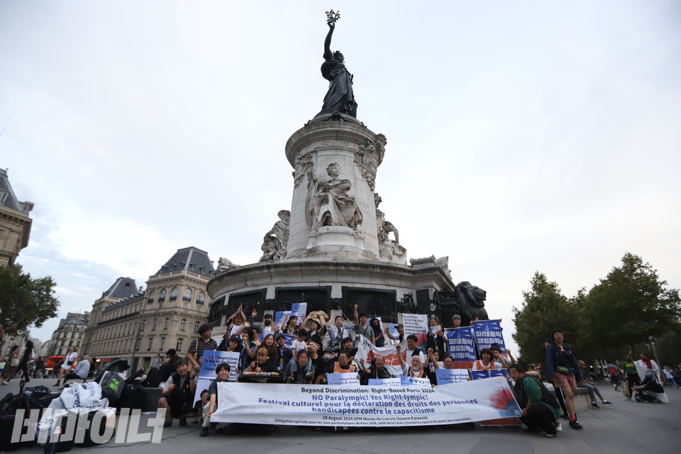 프랑스 파리에 위치한 리퍼블리크 광장에서 단체 사진을 찍는 파리 패럴림픽 특사단. 사진 김소영