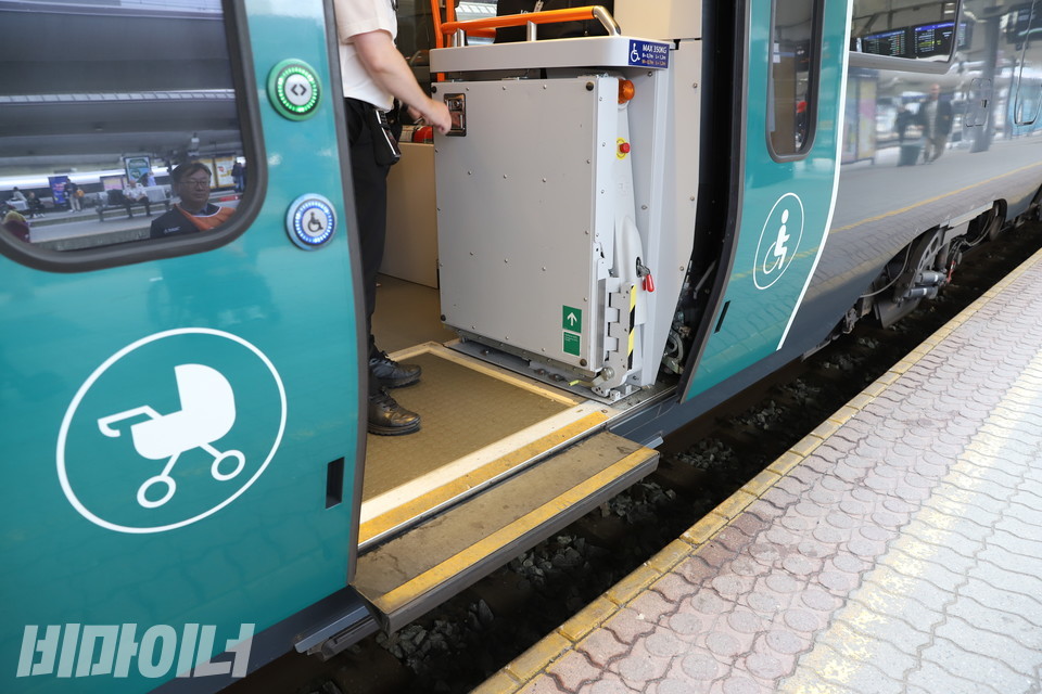 객차 문에 휠체어 리프트가 장착되어 있는 노르웨이 기차. 사진 김소영