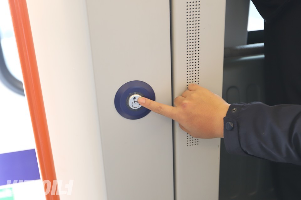  노르웨이의 대중교통에 있는 교통약자 전용벨. 한 특사단원이 해당 벨을 누르고 있다. 사진 김소영