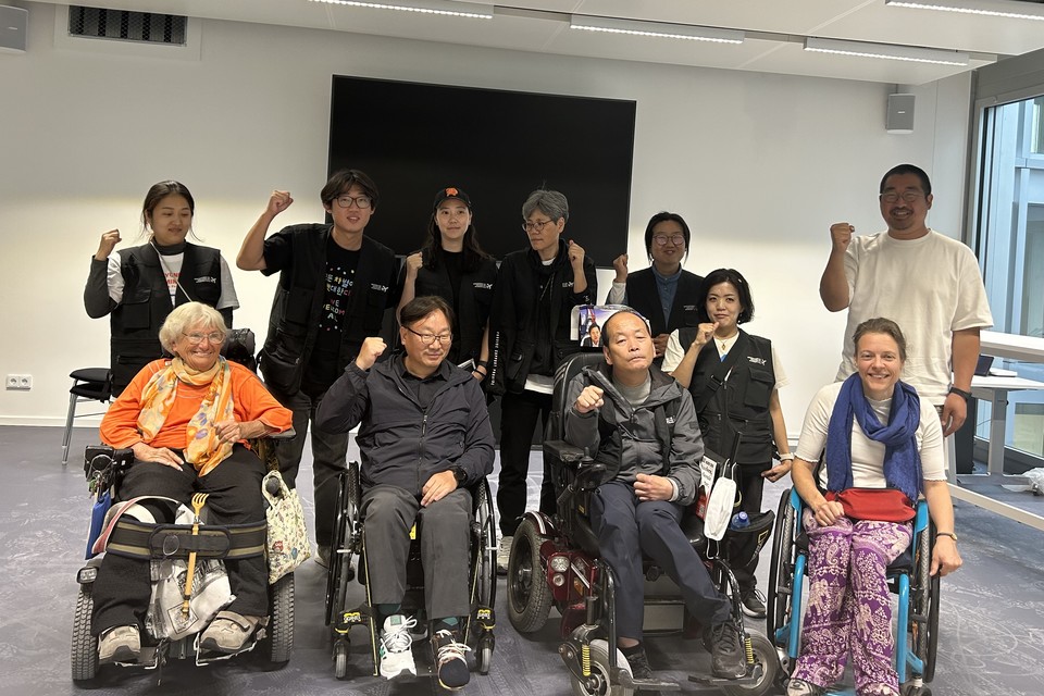 특사단이 베를린교통공사의 장애인 당사자 직원인 안나(아래 맨 오른쪽)와 독일 장애인 이동권 활동가인 바바라(아래 맨 왼쪽)와 사진을 찍고 있다. 사진 전장연 제공