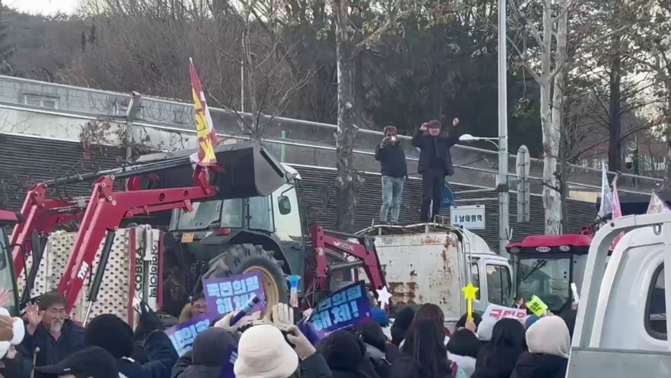 지난 22일, 농민과 시민의 힘으로 남태령 경찰차벽을 넘었다. '윤석열 체포·구속 농민 행진 보장 촉구 시민대회' 참가자들이 행진하고 있다. 사진출처 전장연