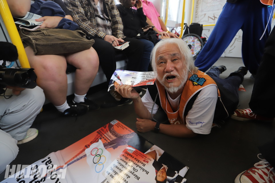 박경석 전장연 상임공동대표가 독일 베를린 지하철에서 포체투지를 하며 한국의 장애인권리 약탈 행태에 대한 베를린 시민의 연대를 호소하고 있다. 사진 김소영