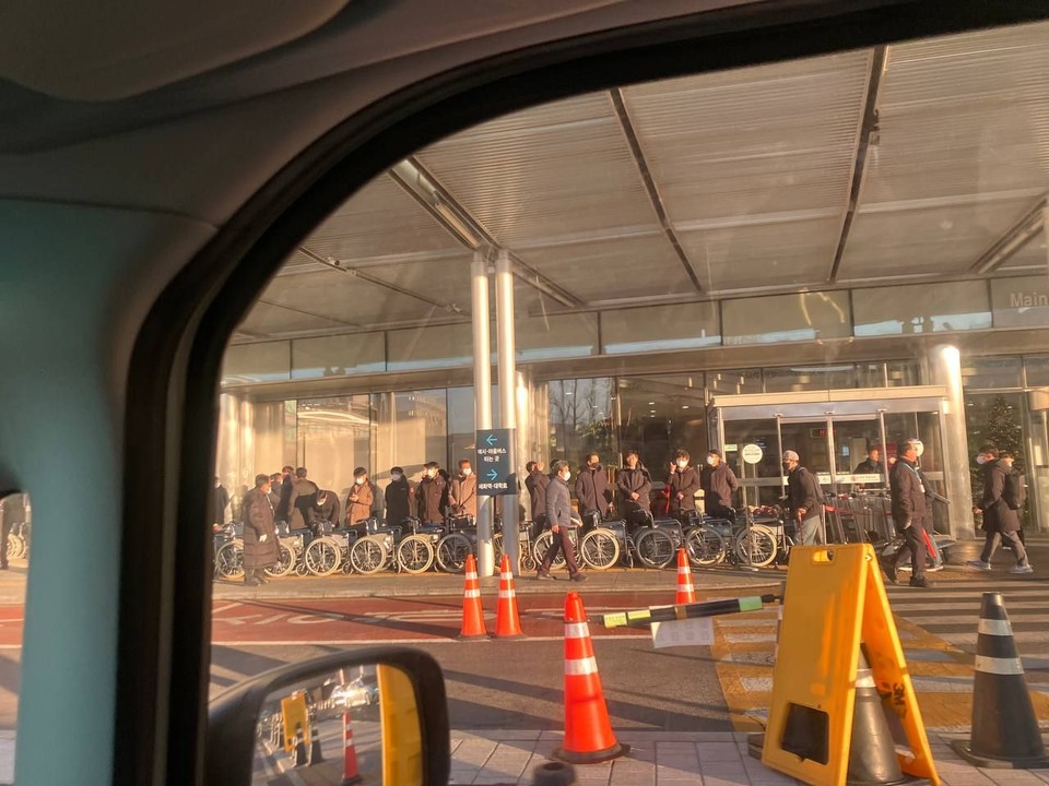 서울대병원은 휠체어를 이용해 휠체어 이용자의 출입을 막았다. 사진 건강권연대