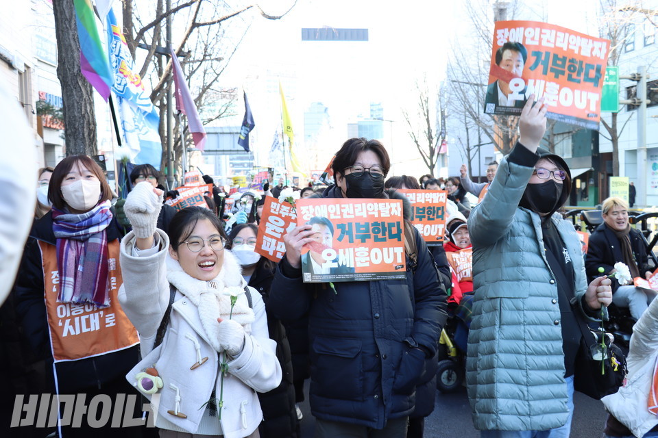 시민들이 발언자의 이야기에 높이 손을 들며 호응하고 있다. 사진 김소영