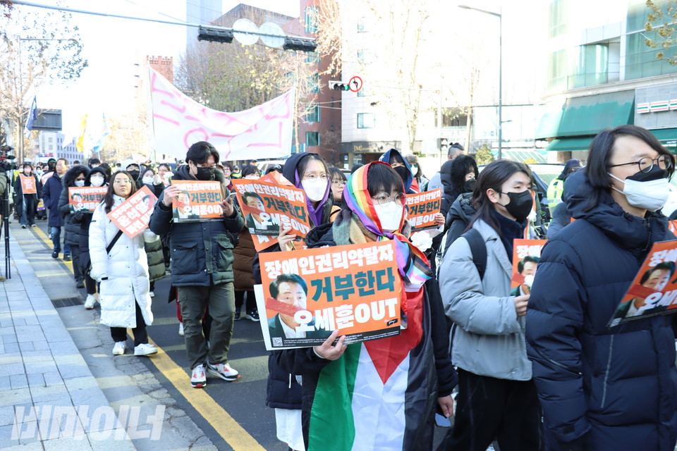 ‘출근길 지하철 다이인 행동’을 마친 시민들이 서울 종로구에 위치한 동덕여대 공연예술센터로 행진하고 있다. 사진 김소영