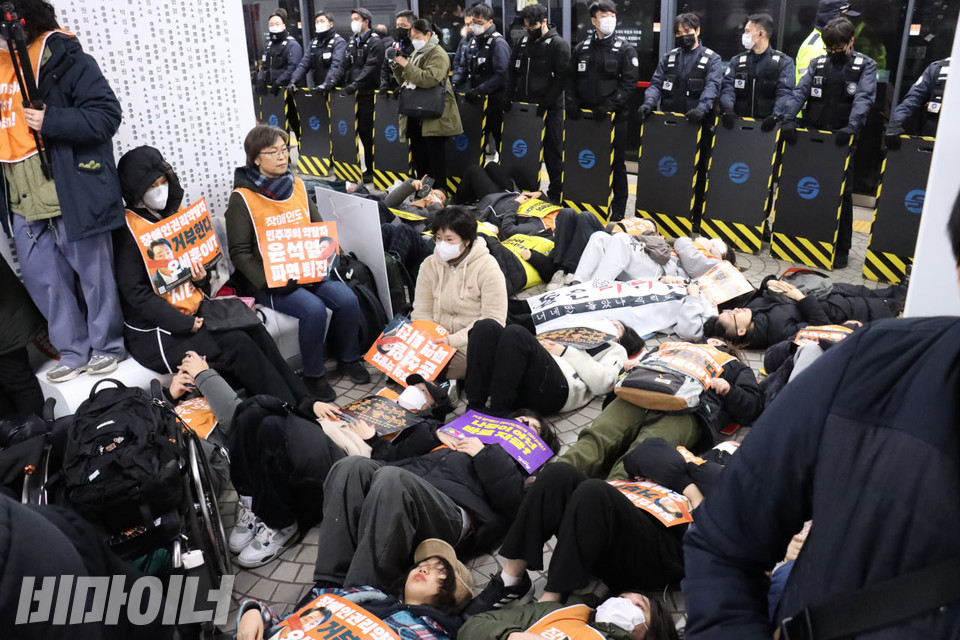 2일 오전, 서울 지하철 안국역에서 ‘출근길 지하철 다이인 행동’이 진행되고 있다. 시민들이 지하철 승강장 위에 누워있다. 사진 김소영