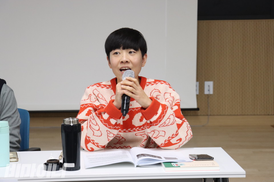 한낱 청소년주거권네트워크 온 활동가가 토론에 참여하고 있다. 사진 김소영