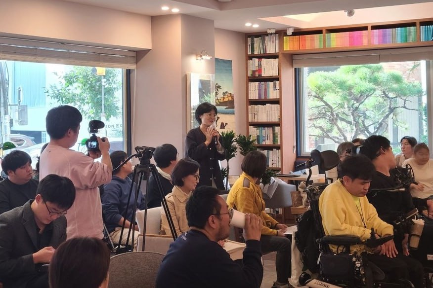 송효정 피플퍼스트서울센터 사무국장이 질문하고 있다. 사진 장애와인권발바닥행동