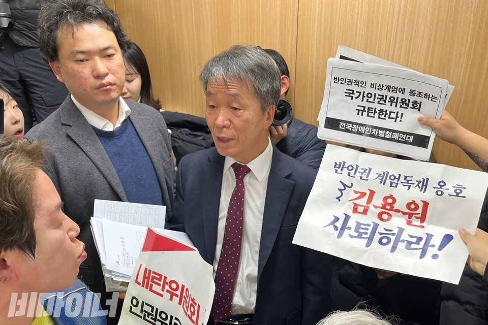 김용원 인권위원의 회의실 진입을 활동가들이 막고 있다. 사진 김소영