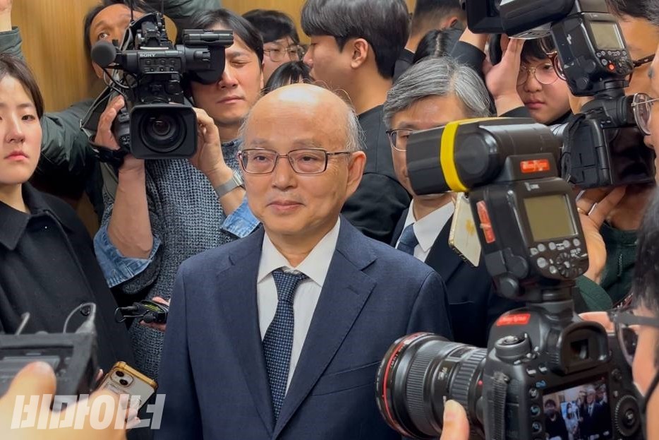 안창호 인권위원장이 김덕진 국가인권위원회 바로잡기 공동행동 활동가의 이야기를 듣고 있다. 그의 곁에는 많은 취재진들이 카메라를 들고 있다. 사진 김소영