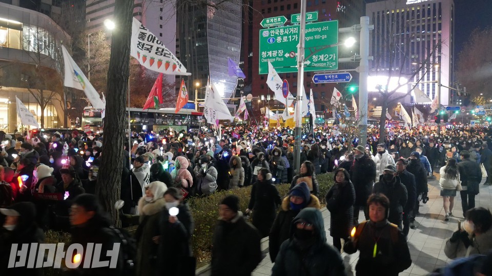 응원봉을 들고 행진하는 시민. 사진 하민지