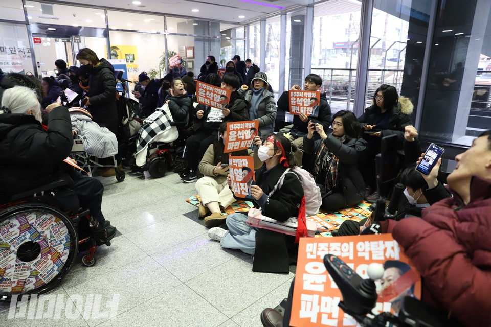 50여 명의 장애인들이 전원위원회 개최를 저지하기 위해 인권위 1층 로비에서 자리를 지키고 있다. 사진 김소영