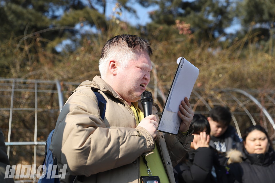 무죄를 선고받은 문석영 피플퍼스트서울센터 활동가가 판결 직후 기자회견에서 발언하고 있다. 사진 김소영