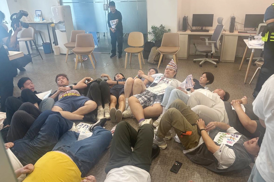 2023년 9월 18일, 한국피플퍼스트 소속 활동가들이 이정식 당시 고용노동부 장관 면담을 요구하며 고용공단 서울지역본부에 찾아갔다. 활동가들이 경찰의 폭력 연행에 저항하며 서로 팔짱을 낀 채 바닥에 누워 있다. 사진 피플퍼스트서울센터 제공