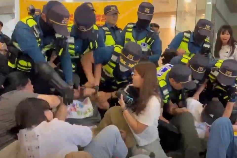 고용공단 직원들의 신고를 받고 출동한 경찰들이 활동가들을 한 명씩 뜯어내며 폭력적으로 퇴거시키고 있다. 전국장애인차별철폐연대 영상 캡처