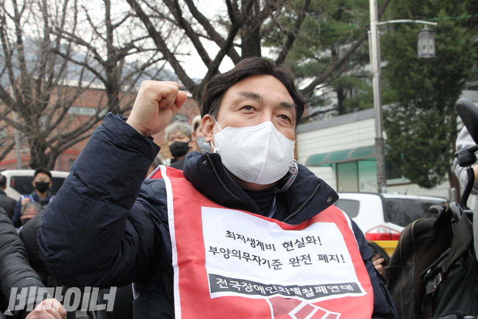 김용섭 강원장애인자립생활센터협의회 회장이 투쟁을 외치고 있다. 사진 하민지 