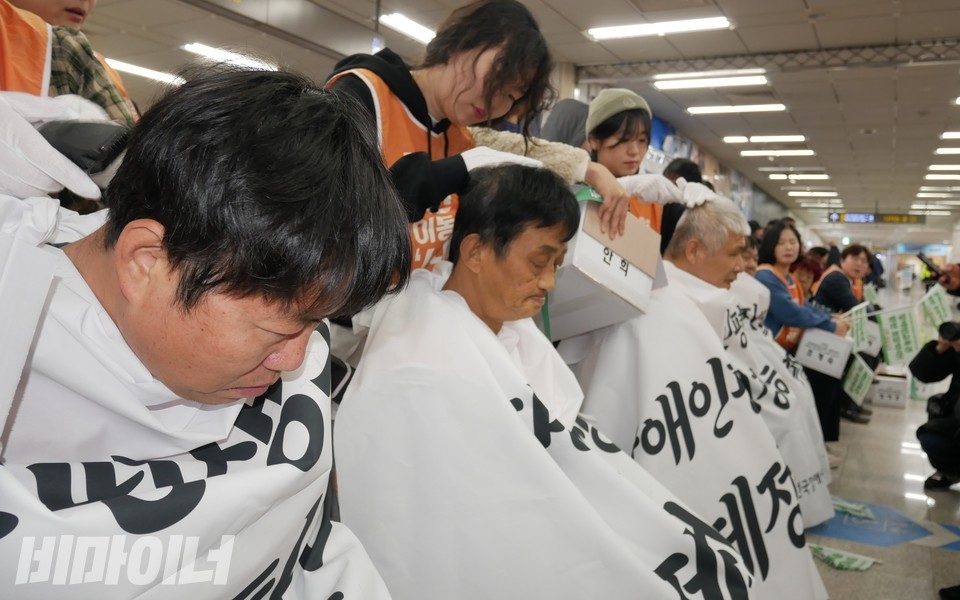 삭발투쟁 중인 장애인야학 학생과 교사. 사진 하민지